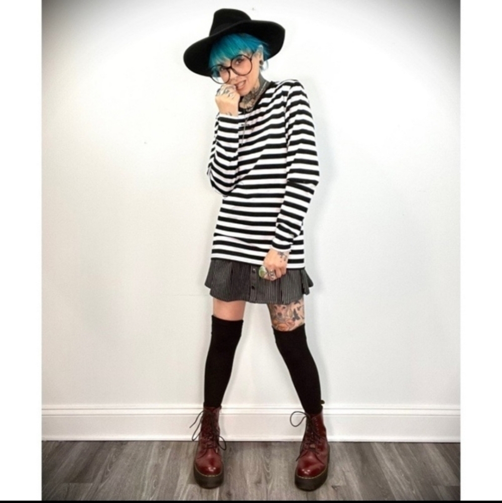 Hot Topic Basic Goth Long Sleeved Tee Black White Striped Women's EUC